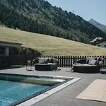 The Crystal Vaya Unique 4*