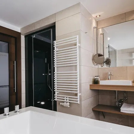 Hotel The Crystal Vaya Unique 4*