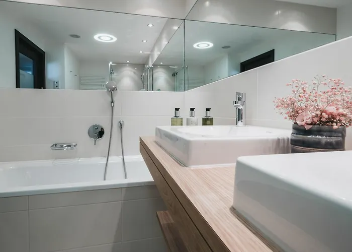 Hotel The Crystal Vaya Unique 4*