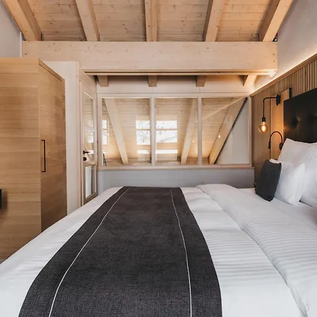 Hotel The Crystal Vaya Unique 4*