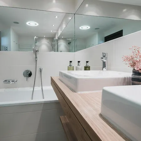 호텔 The Crystal Vaya Unique 4*