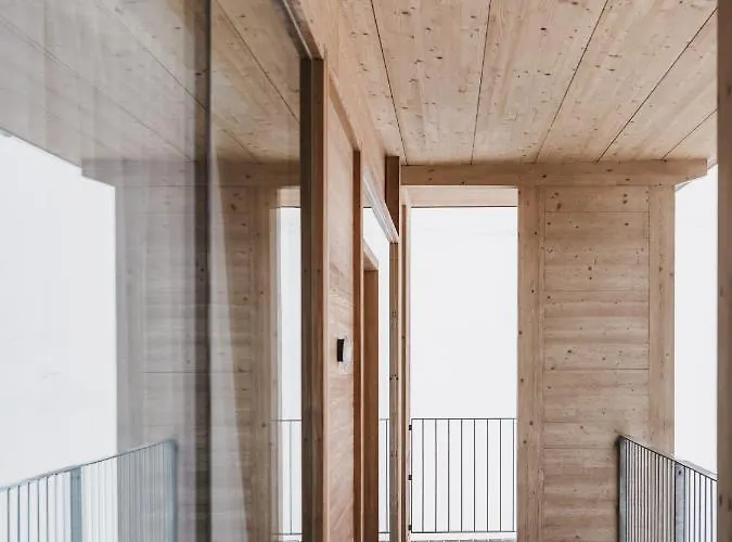 The Crystal Vaya Unique